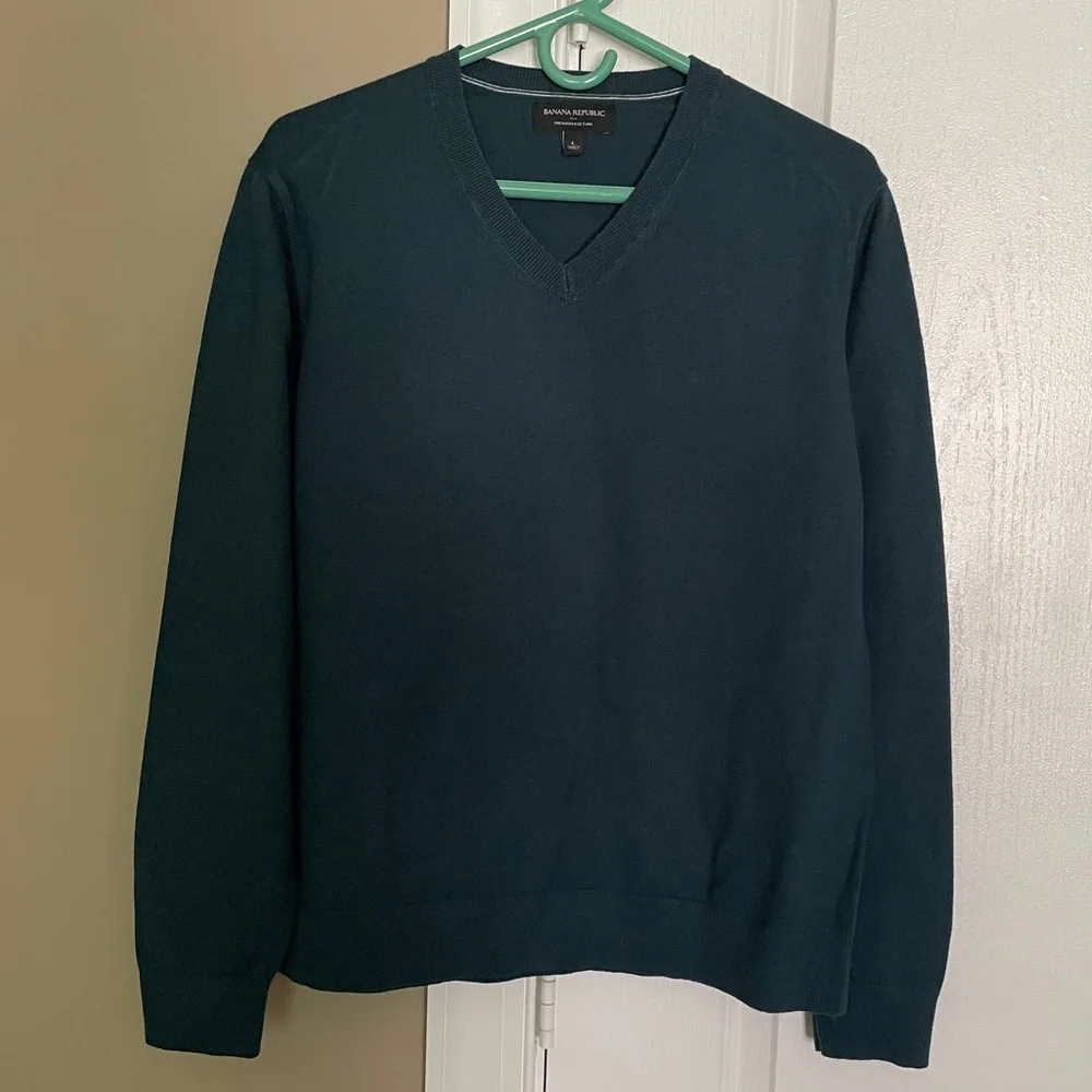Banana Republic Men’s Premium Luxe Yarn V-Neck Sweater. Size Large.